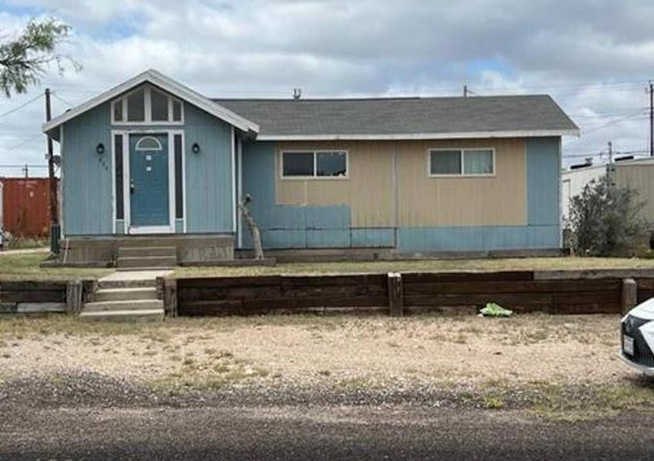 204 E 4th St Iraan, TX 79744, Pecos County