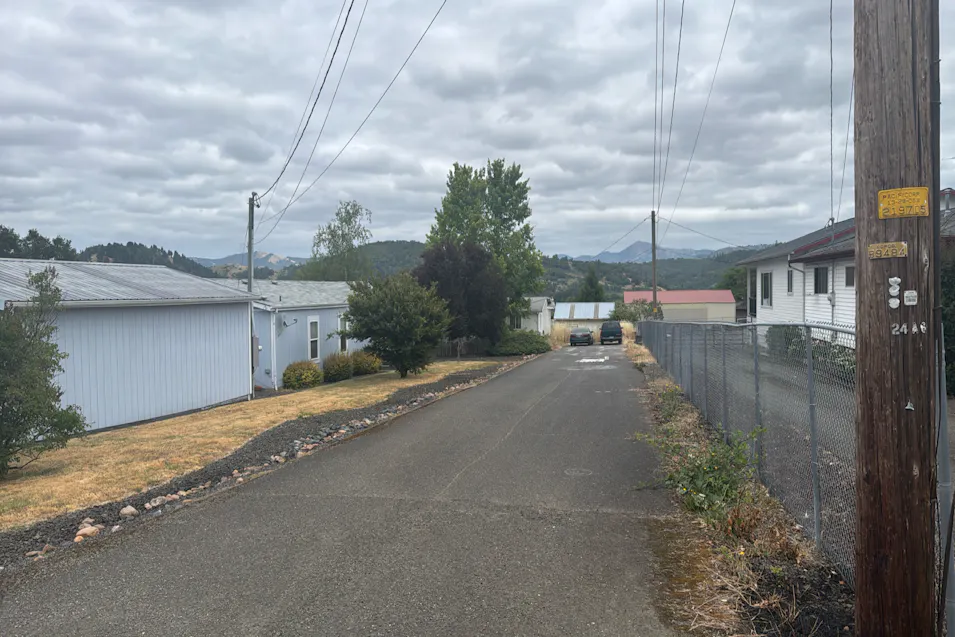 41 NE Ronald St Winston, OR 97496, Douglas County