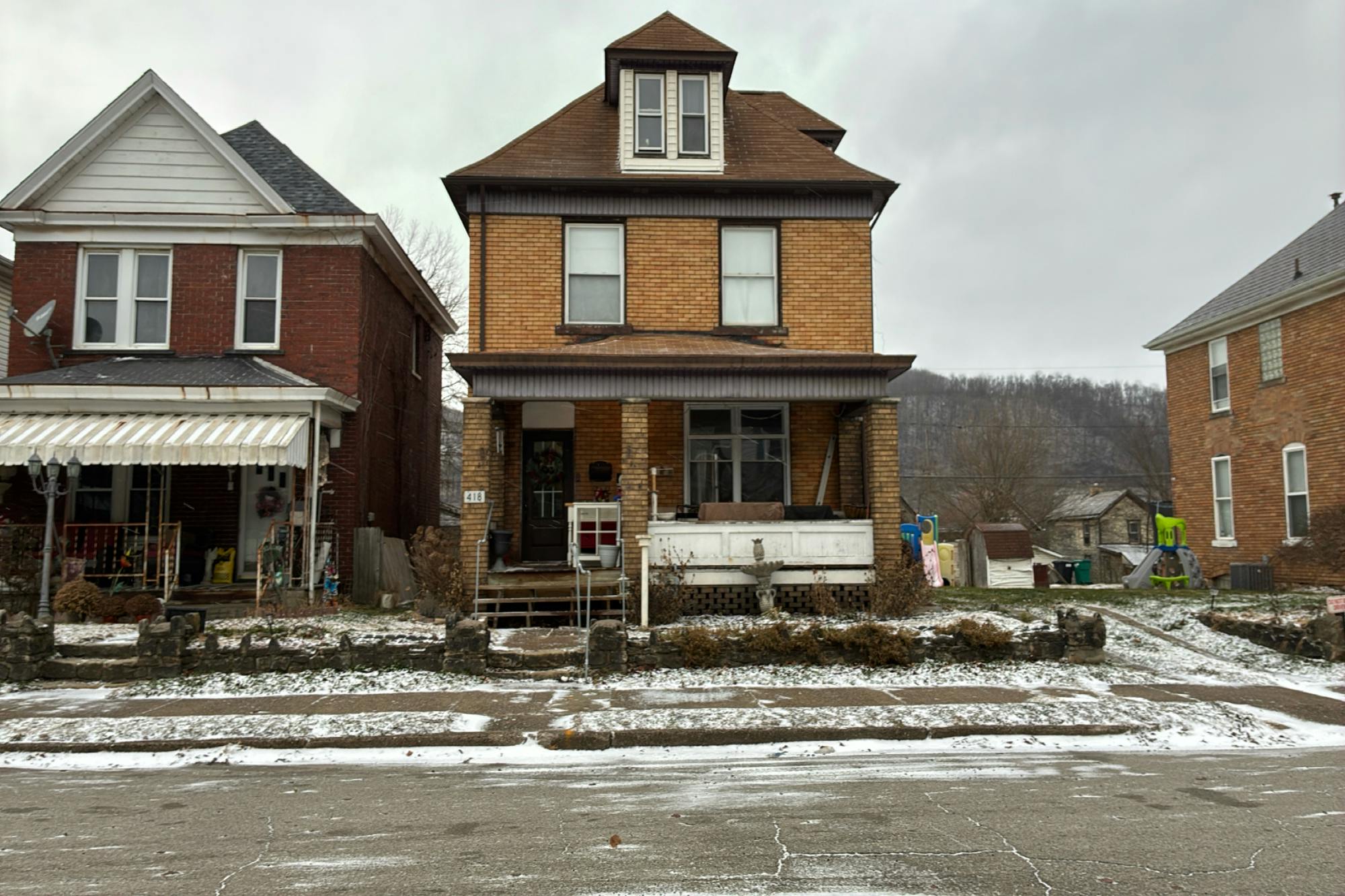 Grant St, Newell, WV 26050