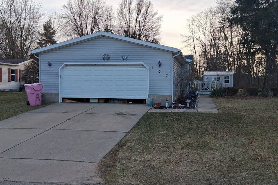 107 Cooks Lndg Michigan Center, MI 49254, Jackson County