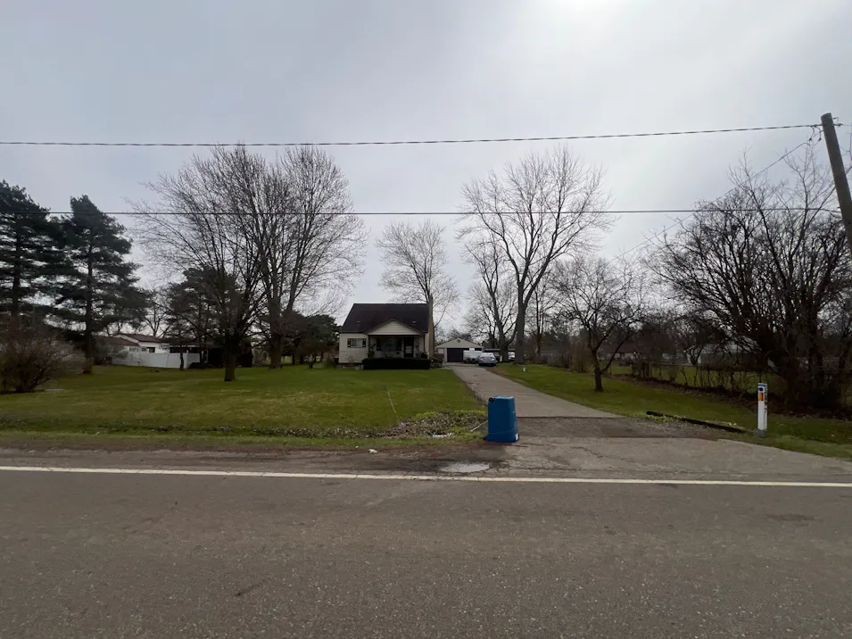 5097 W Court St Flint, MI 48532-4112, Genesee County