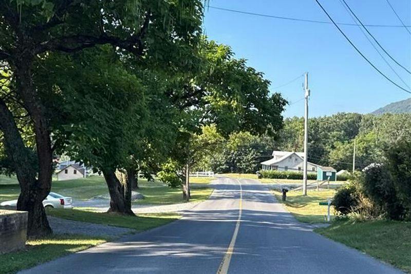 Charlestown Rd, Mercersburg, PA 17236