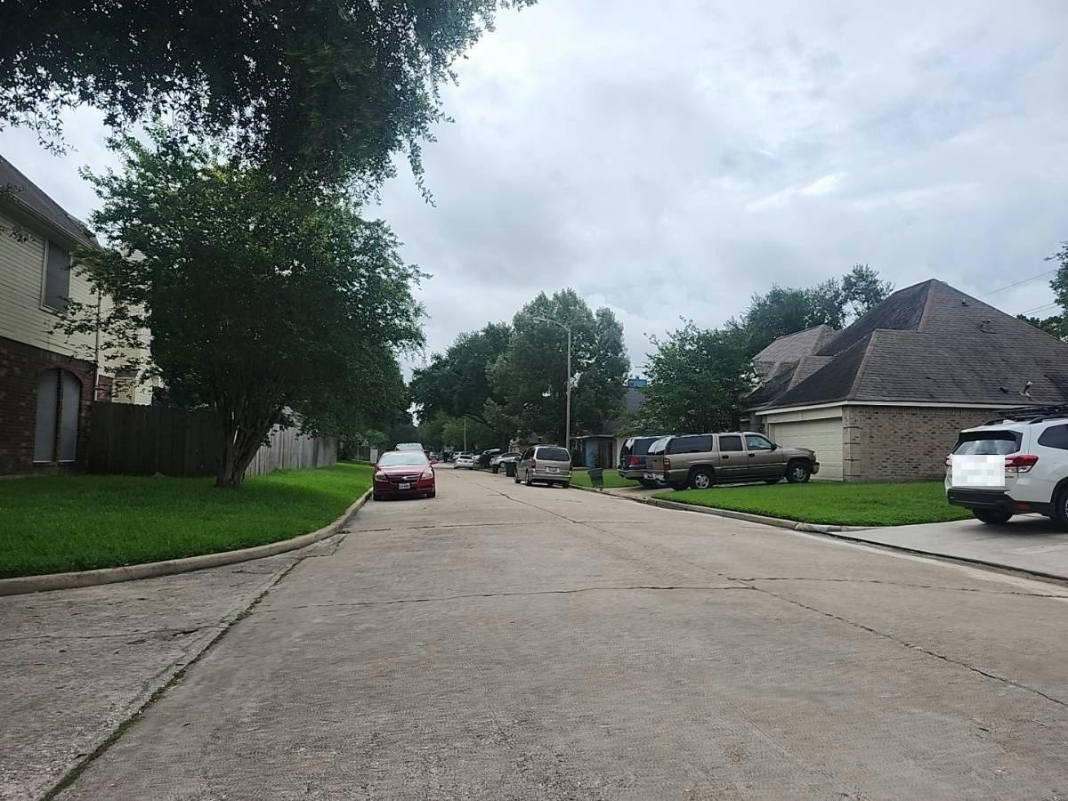 Lawncliff Ln, Houston, TX 77040