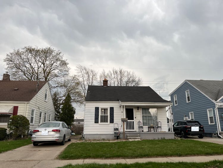 3787 Trumbull St Trenton, MI 48183-4113, Wayne County