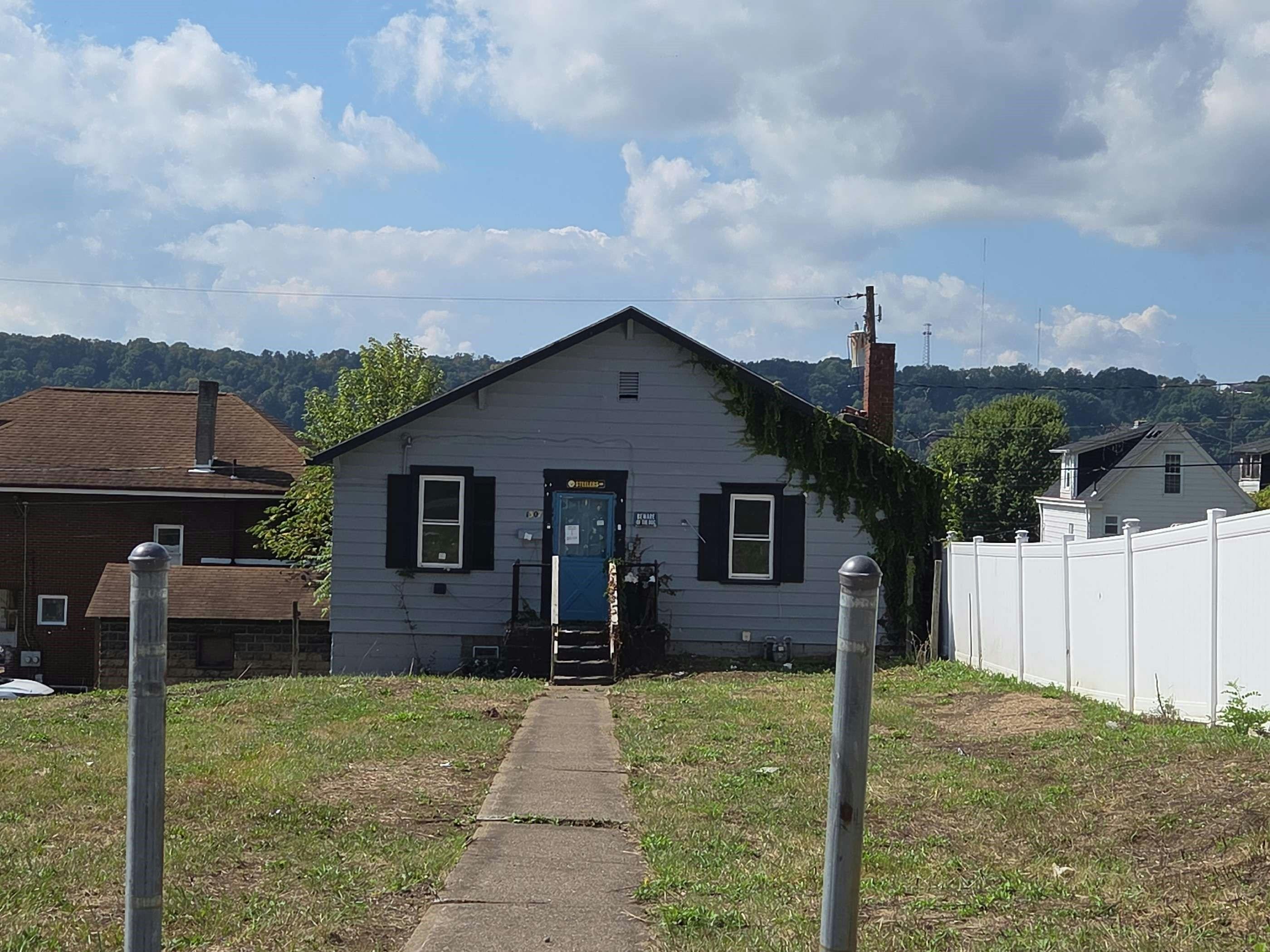 Taylor Ave, New Kensington, PA 15068