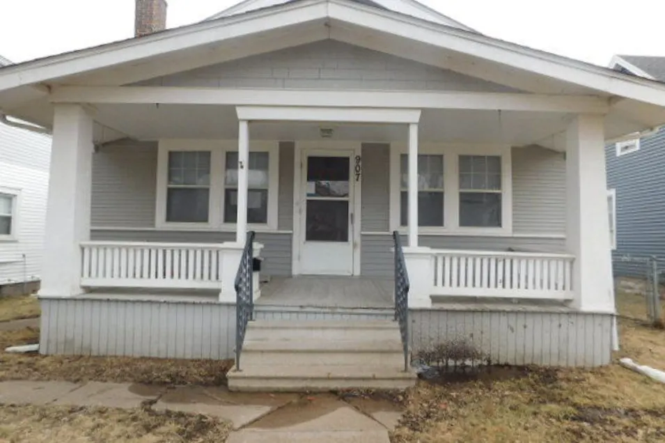 907 9th St SW Cedar Rapids, IA 52404, Linn County