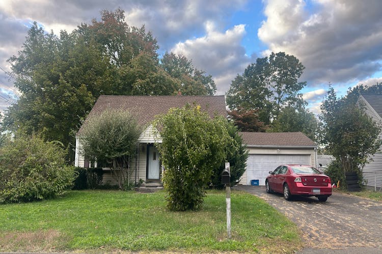 9 Warwick Ln East Haven, CT 06512, New Haven County