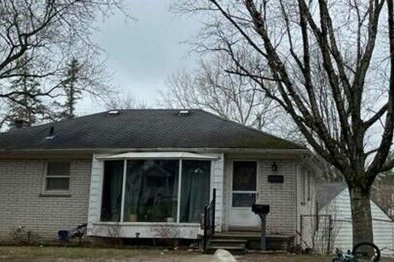 Lake Way, Farmington, MI 48336