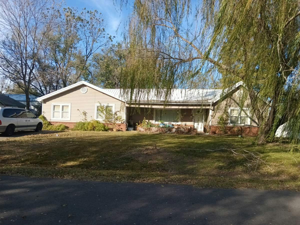 Sallie St, Muskogee, OK 74403