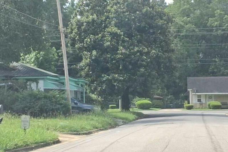 Washington Sq, Tuscaloosa, AL 35401