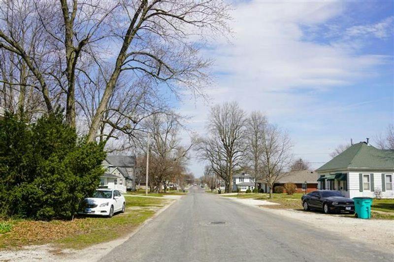 Jackson St, Pittsfield, IL 62363