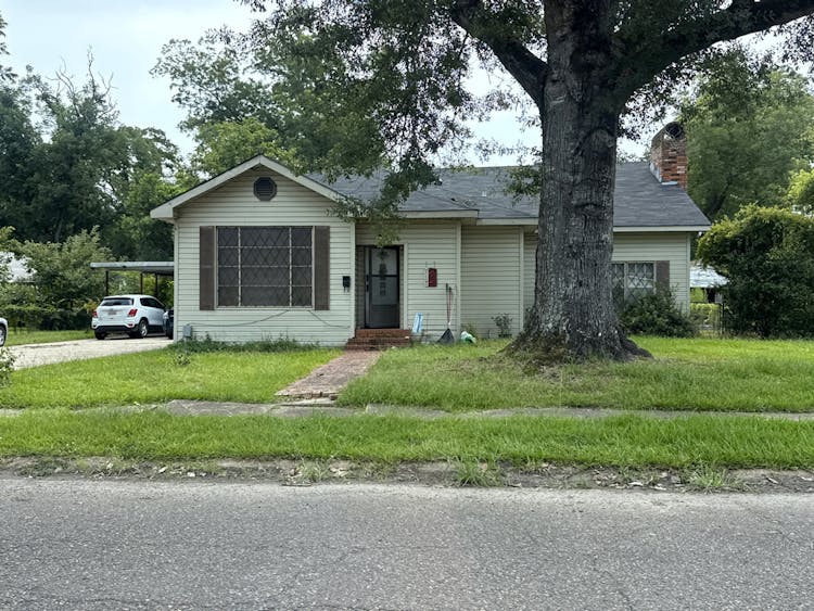 406 S 10th St Oakdale, LA 71463, Allen County