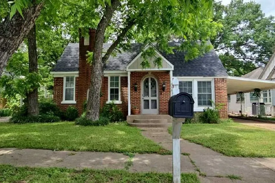 516 College St Cleburne, TX 76033, Johnson County