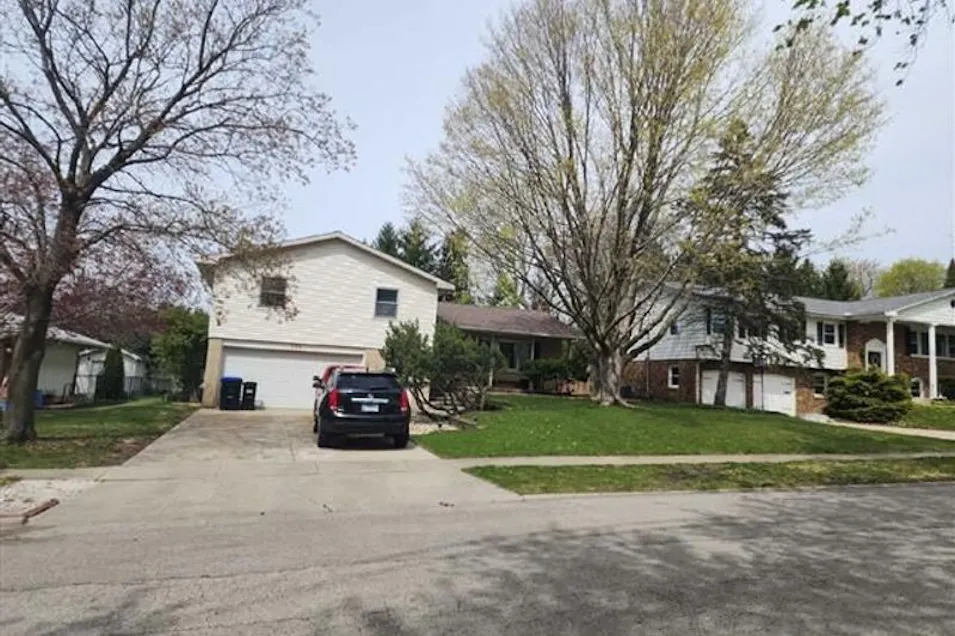 702 Northway Ln Bloomington, IL 61701, McLean County