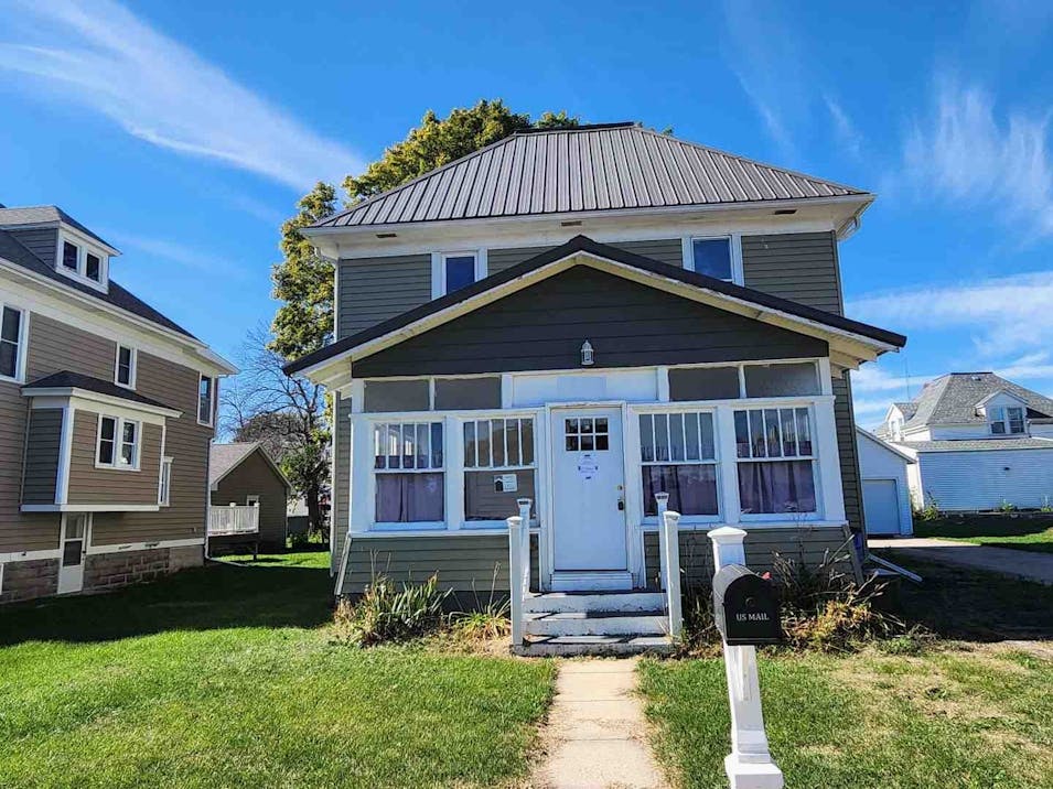 803 6th St Grundy Center, IA 50638, Grundy County