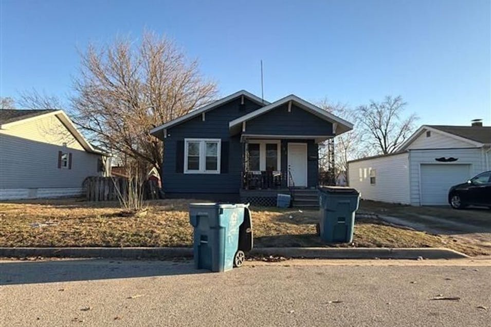 122 Park Ave Wood River, IL 62095, Madison County