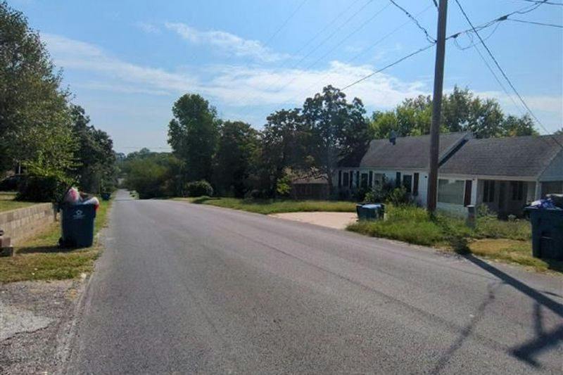 Sherman St, Neosho, MO 64850