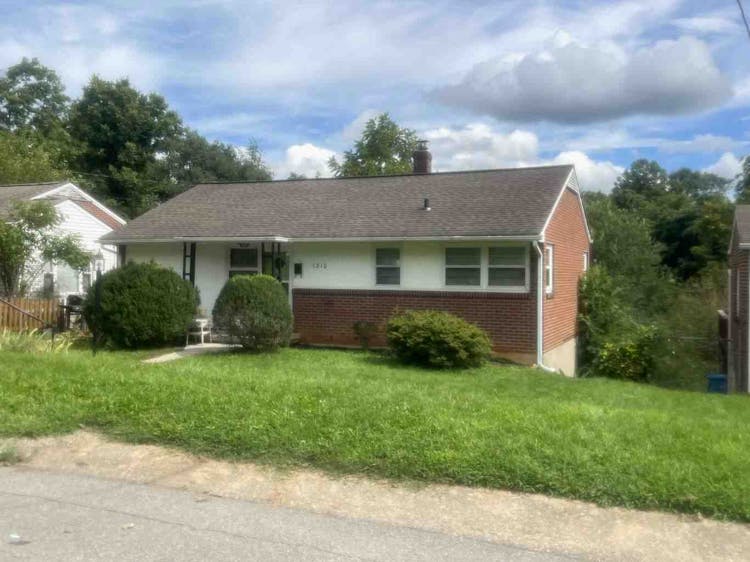 1210 Howbert Ave SW Roanoke, VA 24015, Roanoke City County