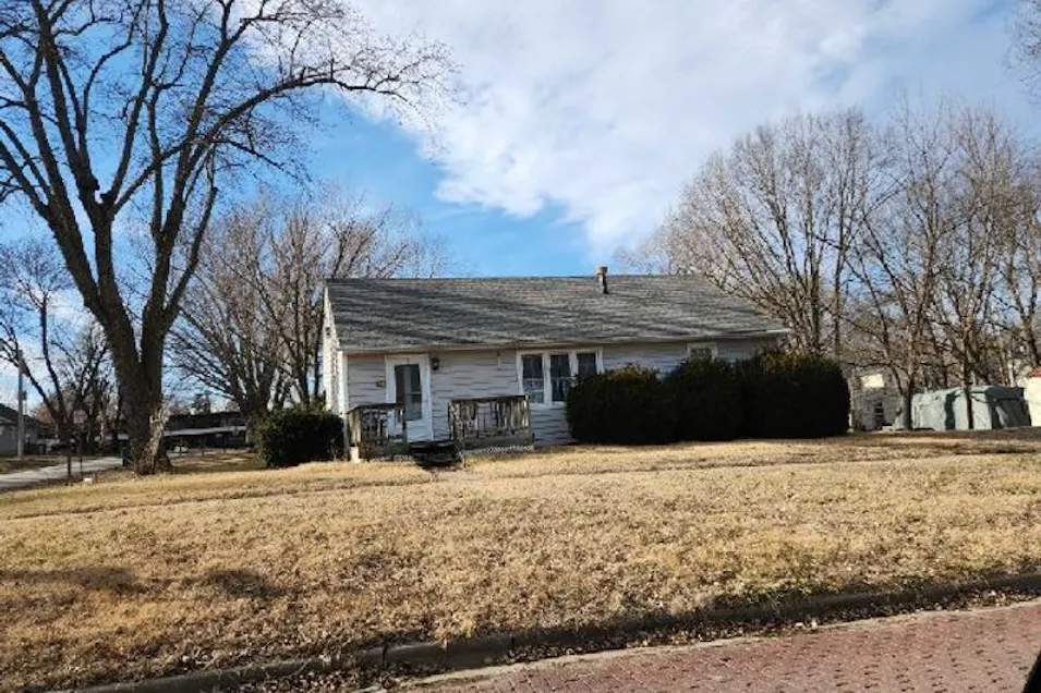610 Walnut St. Valley Falls, KS 66088, Jefferson County