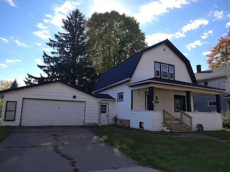 618 E Division St Shawano, WI 54166, Shawano County