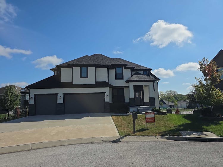 408 NE Greenview Dr Blue Springs, MO 64029, Jackson County