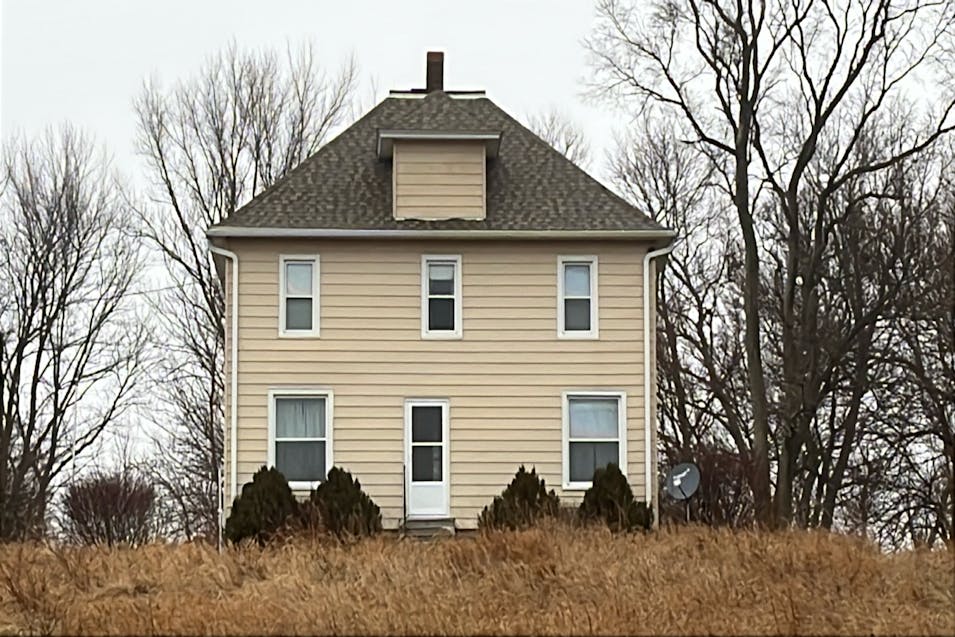 10793 2125 North Ave Wyanet, IL 61379, Bureau County