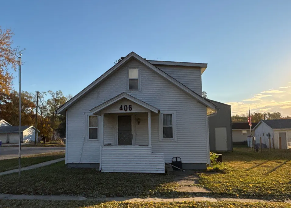 406 8th Ave NE Independence, IA 50644, Buchanan County