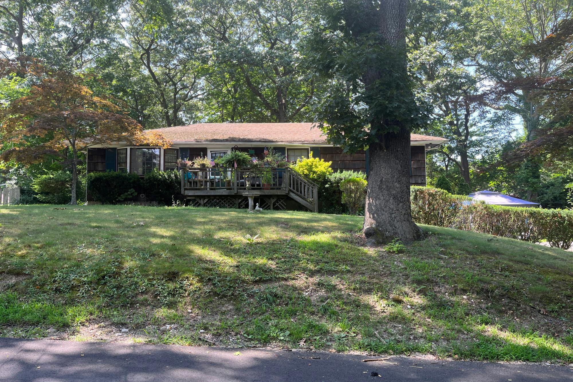 Deer Dr, Sound Beach, NY 11789
