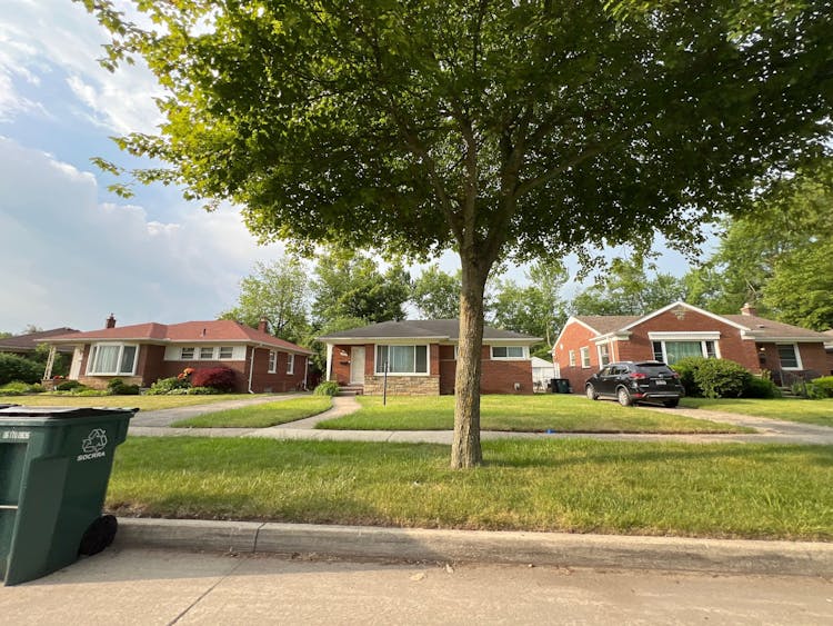 13251 Irvine Blvd Oak Park, MI 48237, Oakland County