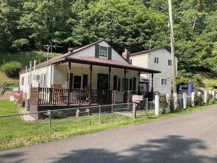 736 Mile Fork Rd Charleston, WV 25312, Kanawha County