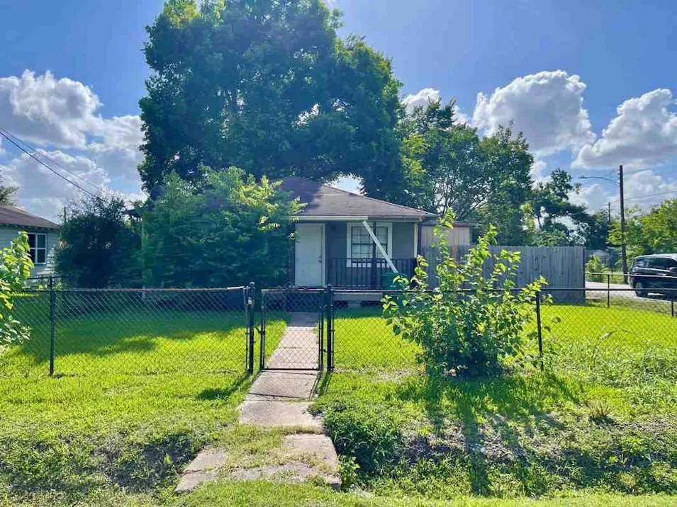 2125 Chew St Houston, TX 77020, Harris County