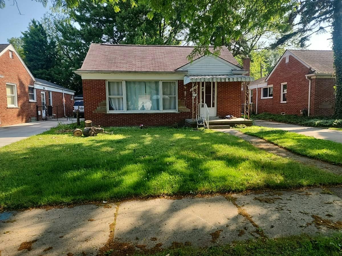 Prestwick Ave, Harper Woods, MI 48225