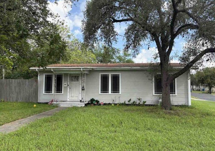 809 E Hayes St Beeville, TX 78102, Bee County