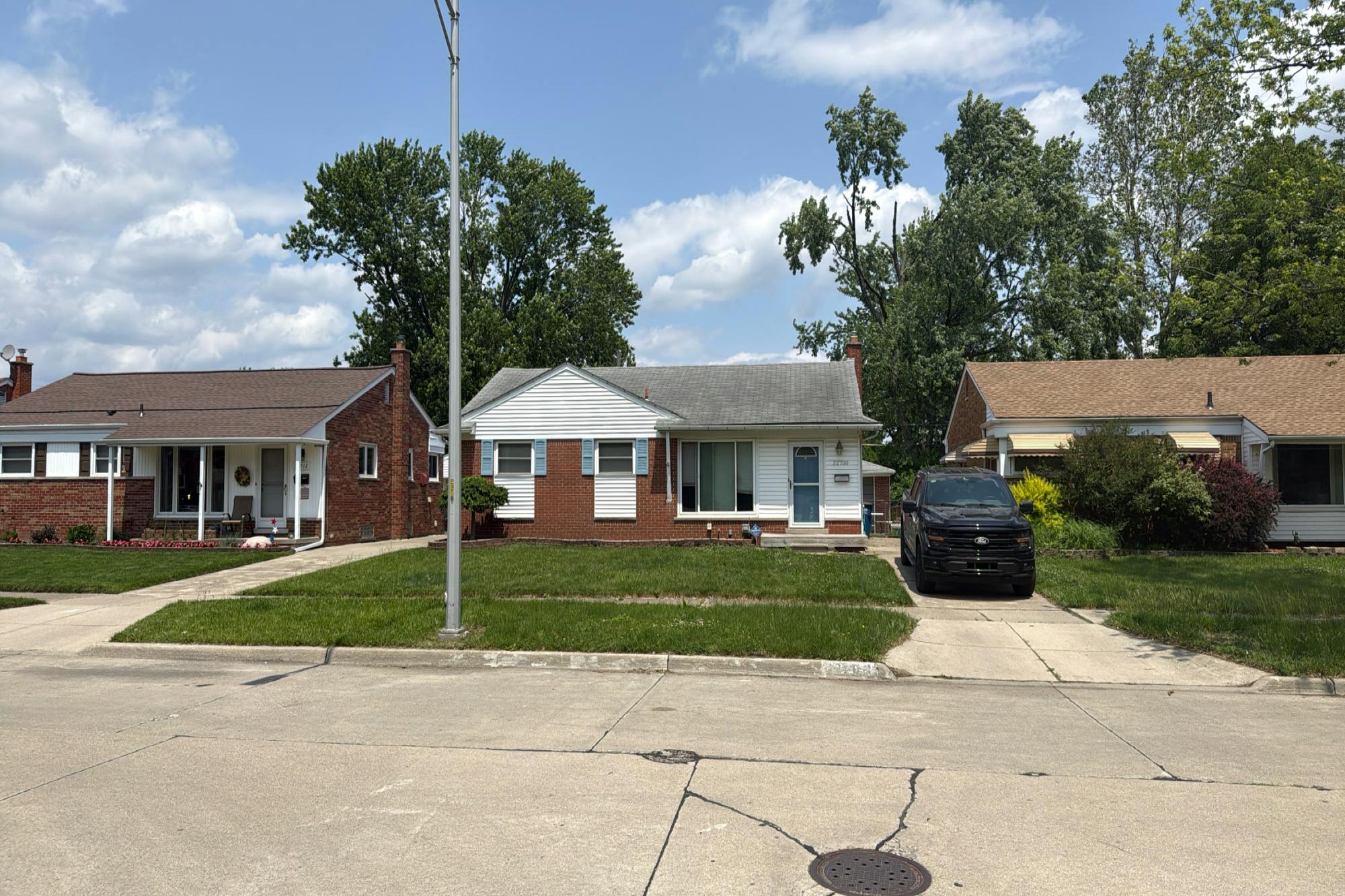 Sandra Ln, Westland, MI 48185
