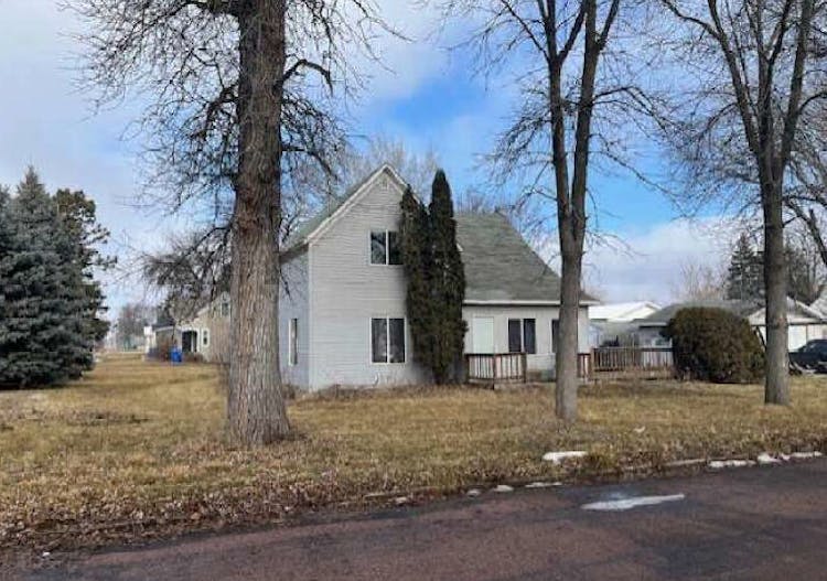 202 5th Ave E Bryant, SD 57221, Hamlin County