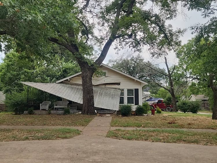 910 3rd St Graham, TX 76450, Young County