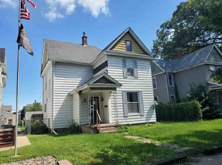 734 W 17th Street Davenport, IA 52804, Scott County