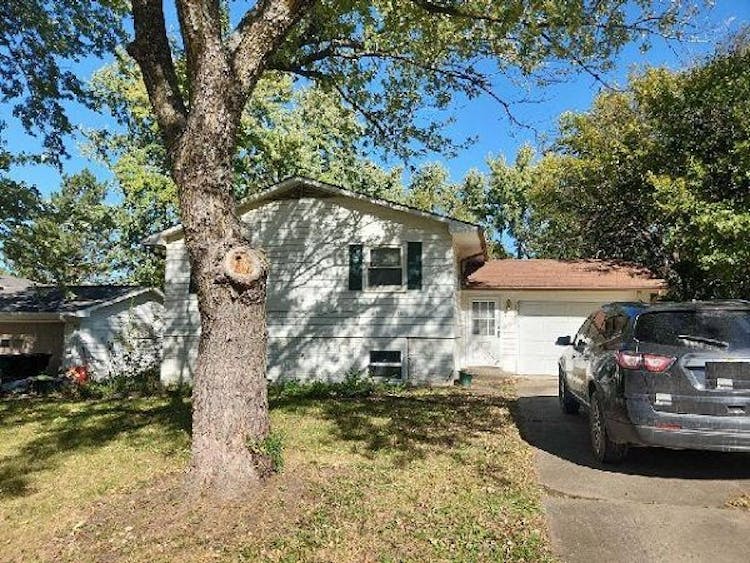 5132 SW 33rd St Topeka, KS 66614, Shawnee County