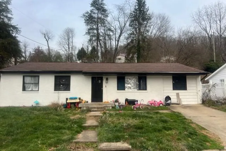 1986 Longmeadow Dr Charleston, WV 25320, Kanawha County
