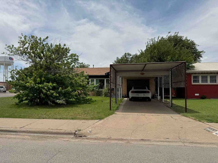 1618 S Harvard St Perryton, TX 79070, Ochiltree County