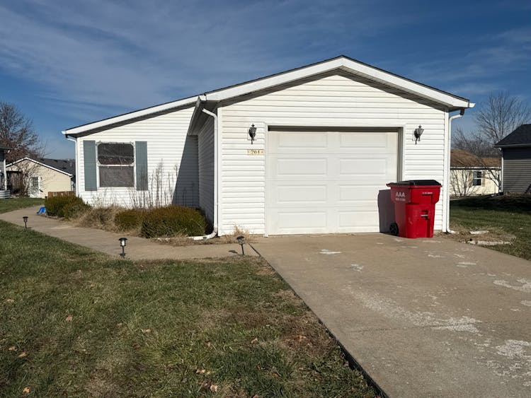 204 NE Cottonwood St Oak Grove, MO 64075, Jackson County