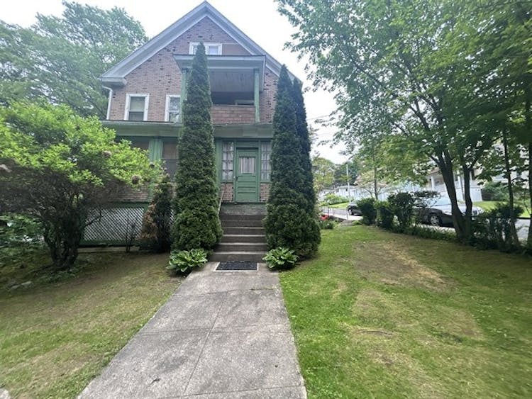 578 Columbia Blvd E Waterbury, CT 06704, New Haven County