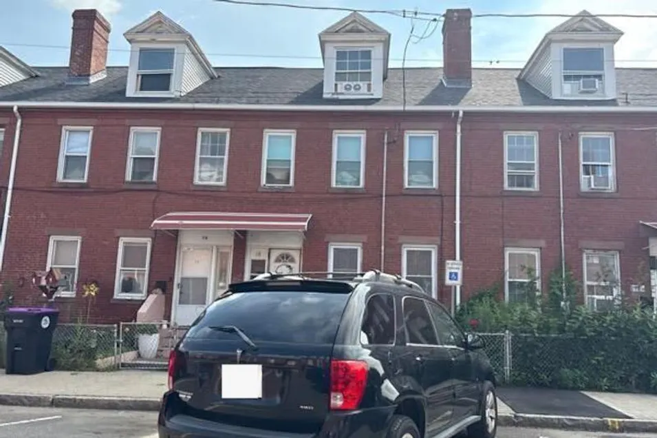 16 Center st Holyoke, MA 01040, Hampden County