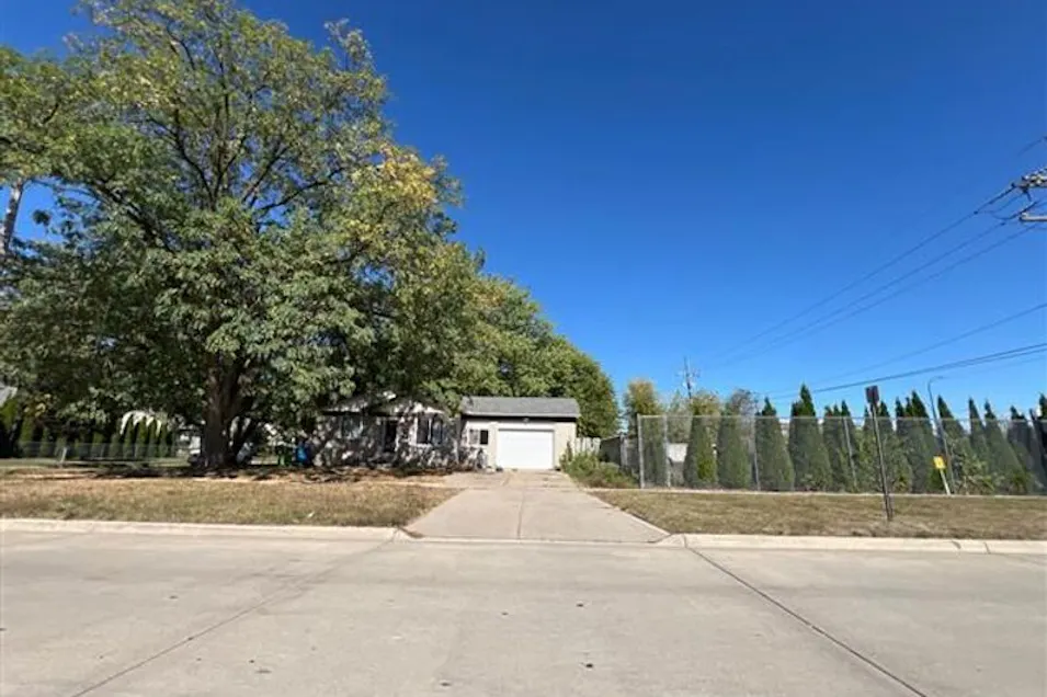 180 W Lincoln Ave Madison Heights, MI 48071, Oakland County