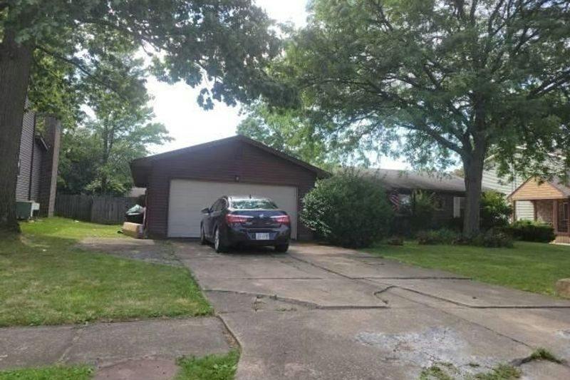 London Dr, Youngstown, OH 44515