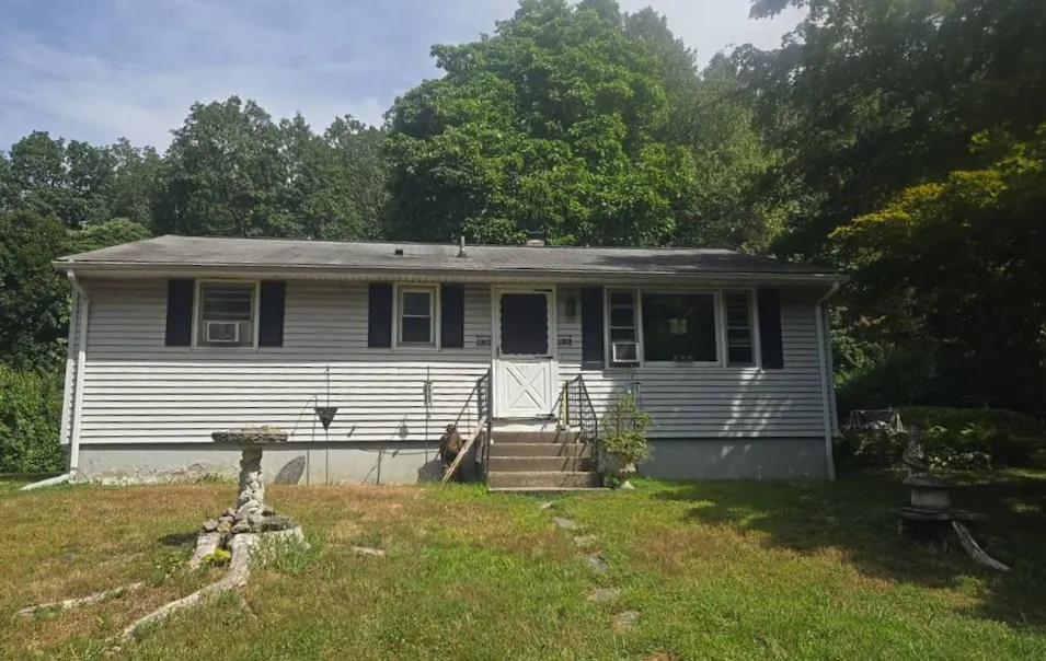 17 Manor Ln Wolcott, CT 06716, New Haven County