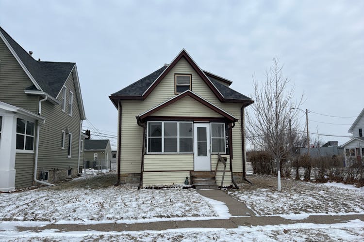 723 7th St SW Cedar Rapids, IA 52404, Linn County