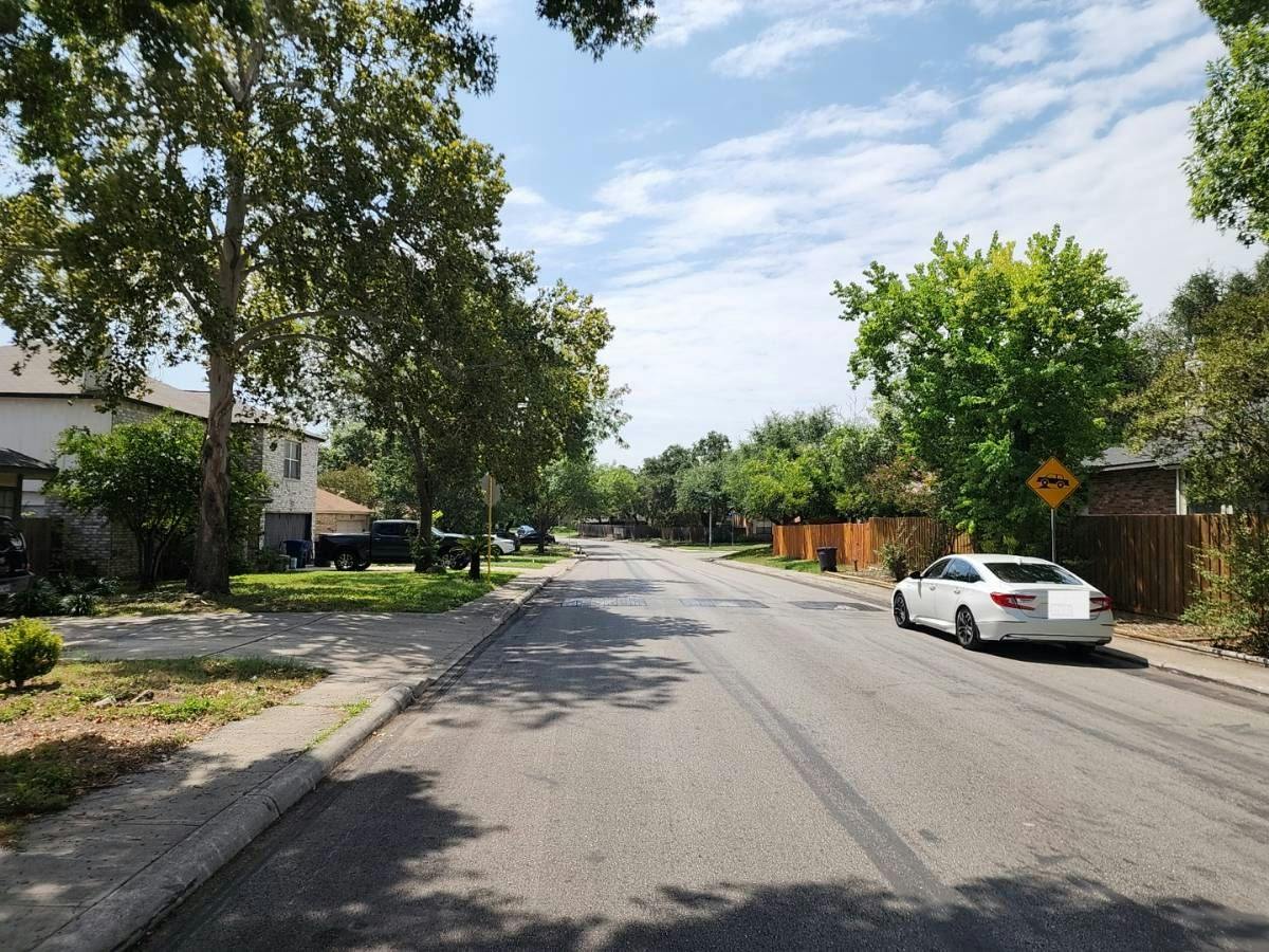 Valley Trl, San Antonio, TX 78250