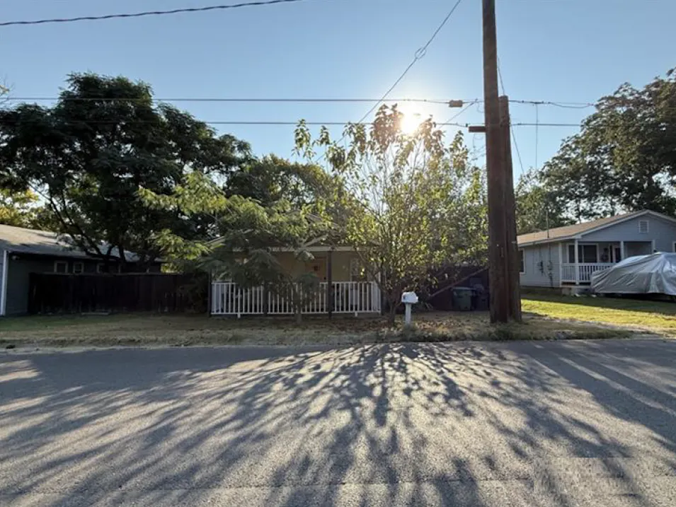 303 S Bradshaw Street Denton, TX 76205, Denton County