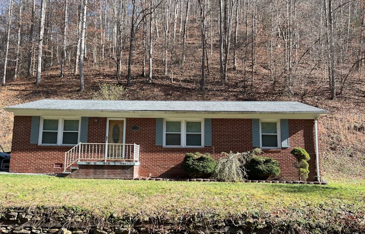 1552 Elkins Branch Road Grundy, VA 24614, Buchanan County